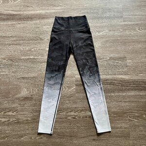 Ombre camo women's leggings size small, very stretchy!